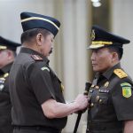 Foto: Leonard Eben Ezer Saat Dilantik Jaksa Agung Republik Indonesia (RI) Sanitiar Burhanuddin bersama Dr. Narendra Jatna, SH.MH, di Gedung Utama Kejaksaan Agung (Kejagung) RI di Jakarta pada hari Selasa 19 Maret 2024.