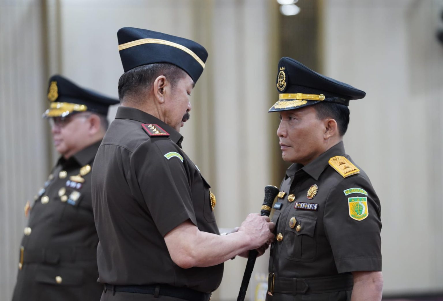 Foto: Leonard Eben Ezer Saat Dilantik Jaksa Agung Republik Indonesia (RI) Sanitiar Burhanuddin bersama Dr. Narendra Jatna, SH.MH, di Gedung Utama Kejaksaan Agung (Kejagung) RI di Jakarta pada hari Selasa 19 Maret 2024.