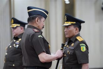 Foto: Leonard Eben Ezer Saat Dilantik Jaksa Agung Republik Indonesia (RI) Sanitiar Burhanuddin bersama Dr. Narendra Jatna, SH.MH, di Gedung Utama Kejaksaan Agung (Kejagung) RI di Jakarta pada hari Selasa 19 Maret 2024.