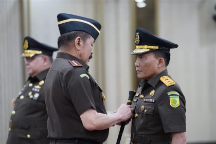 Foto: Leonard Eben Ezer Saat Dilantik Jaksa Agung Republik Indonesia (RI) Sanitiar Burhanuddin bersama Dr. Narendra Jatna, SH.MH, di Gedung Utama Kejaksaan Agung (Kejagung) RI di Jakarta pada hari Selasa 19 Maret 2024.