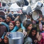 Warga di Gaza saat Antre Mengambil Makanan. IST.