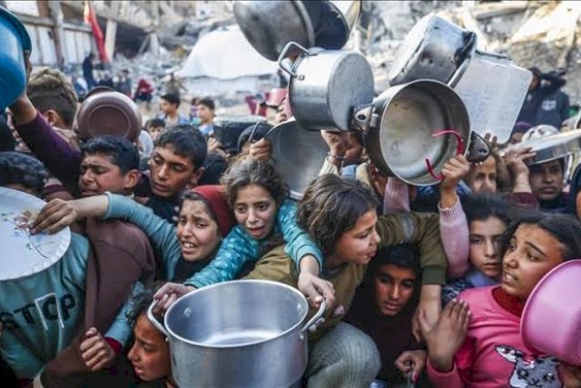 Warga di Gaza saat Antre Mengambil Makanan. IST.