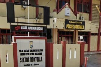 Antrean Panjang Warga Bontoala Saat Penyaluran Beras Murah