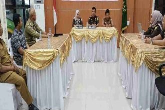 Kepala Kejaksaan Negeri bersama perangkat desa menggelar pertemuan membahas penerapan keadilan restoratif di ruang pertemuan Kejari.