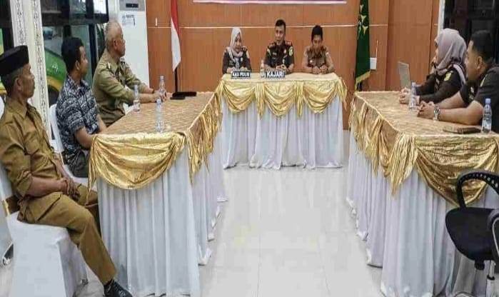 Kepala Kejaksaan Negeri bersama perangkat desa menggelar pertemuan membahas penerapan keadilan restoratif di ruang pertemuan Kejari.