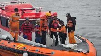 Basarnas dan tim melakukan upaya pencarian awal telah dilakukan oleh pihak keluarga bersama masyarakat sekitar.